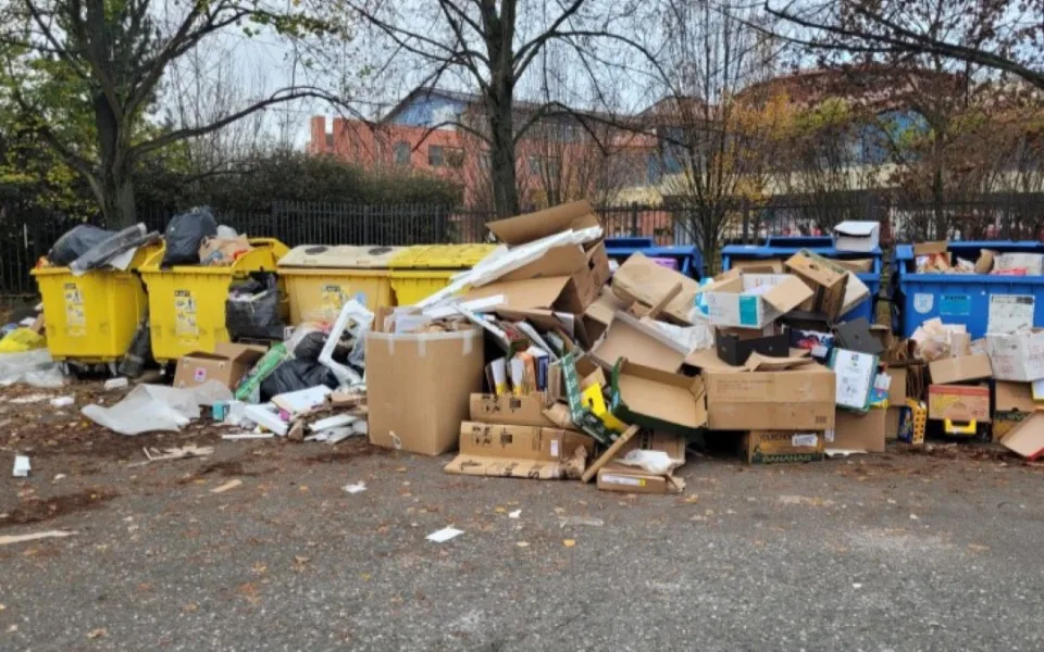 Olomouci došla trpělivost. Kvůli nelegálním skládkám nasadila ke kontejnerům kamery