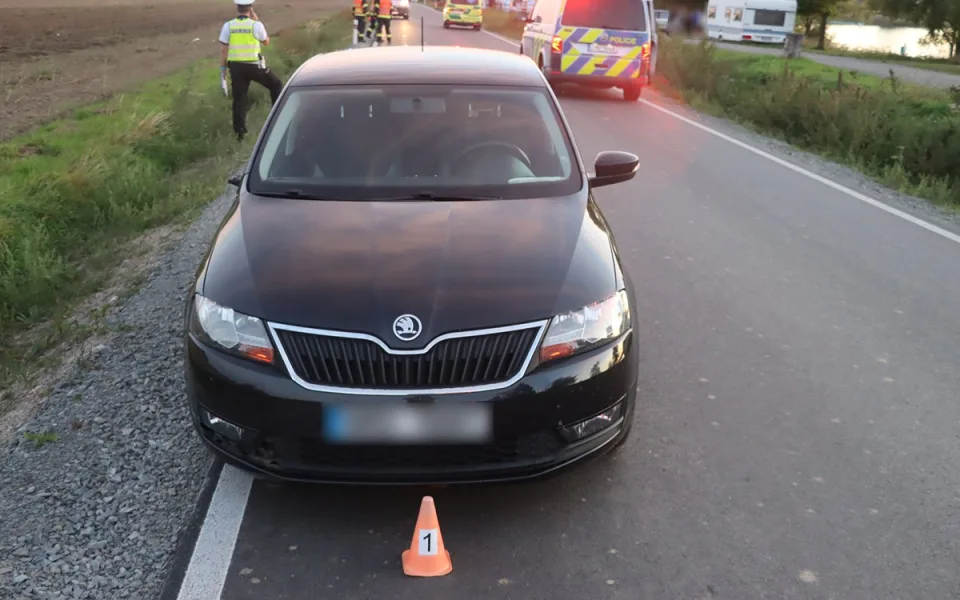 Policie hledá svědky nehody u Nákla, kolař po střetu s autem skončil v nemocnici