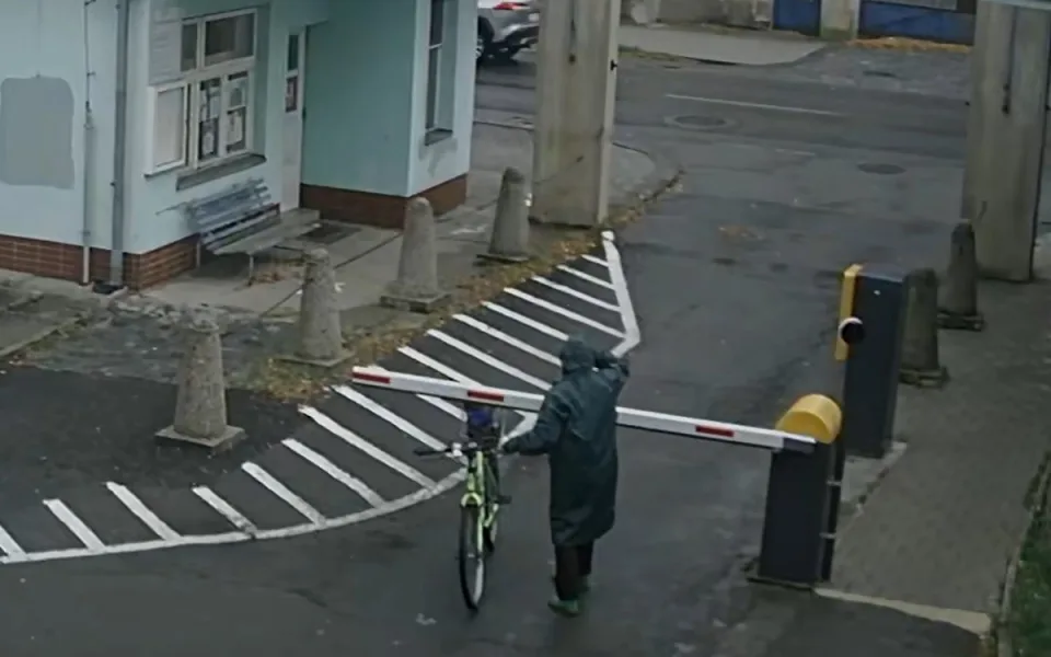 Žena na kole nalomila závoru v přerovské nemocnici, hledá ji policie