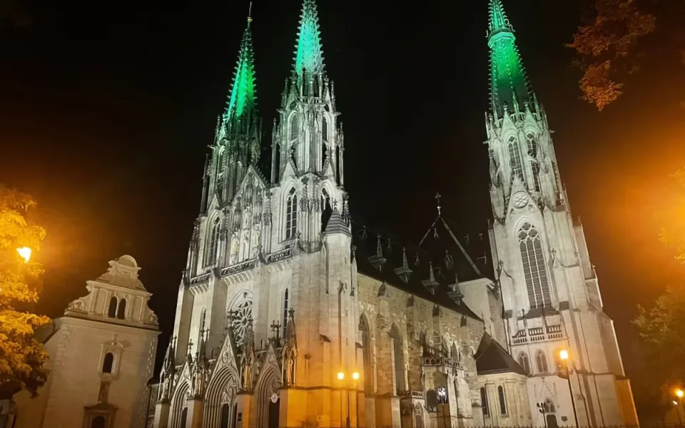 Speciální nasvícení pro dominantu Olomouce. Chrám svatého Václava má nový noční háv