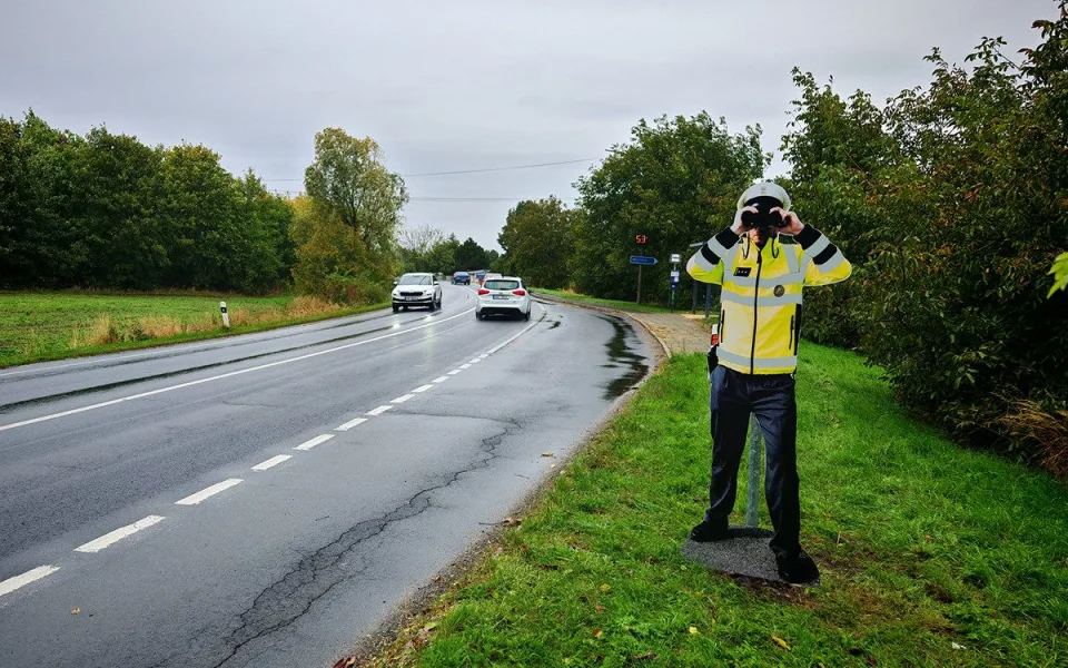 Maketa policisty u zastávky na okraji obce Břuchotín na Olomoucku
