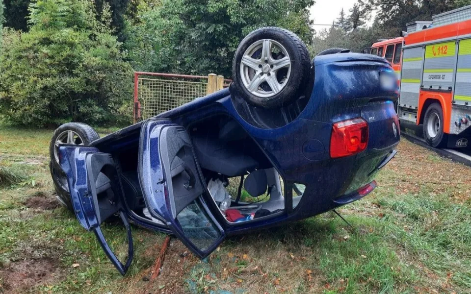Mladík ve Velkých Losinách převrátil auto na střechu. Měl v sobě marihuanu