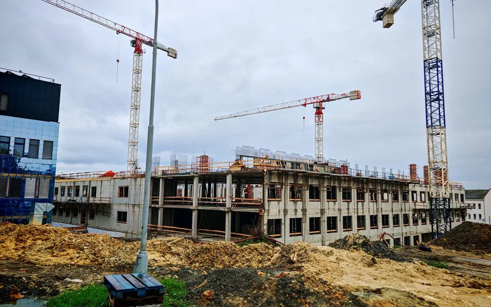 V areálu FN Olomouc postupuje stavba nového superpavilonu