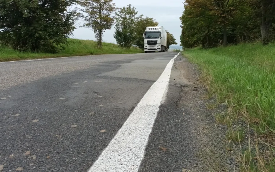 Tady jde o život. Silnice do Vícova je v katastrofálním stavu, opravy se odkládají roky