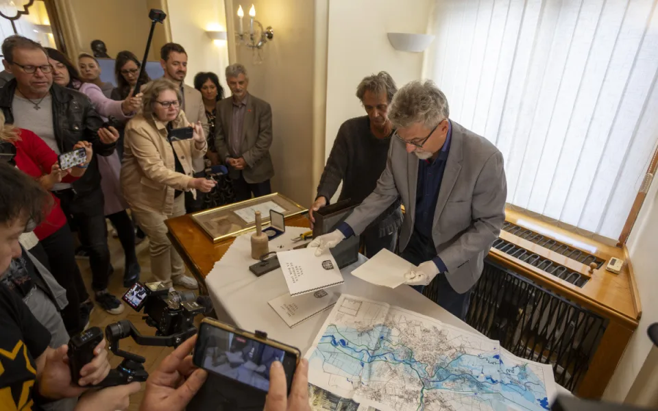 Primátor Miroslav Žbánek ukazuje předměty uložené v časové schránce