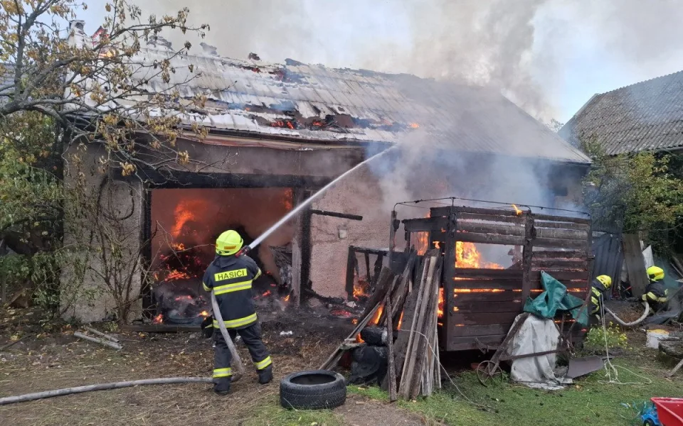 Při požáru stodoly v Dolanech se ošklivě popálil majitel. Hasiči zachraňovali také koně