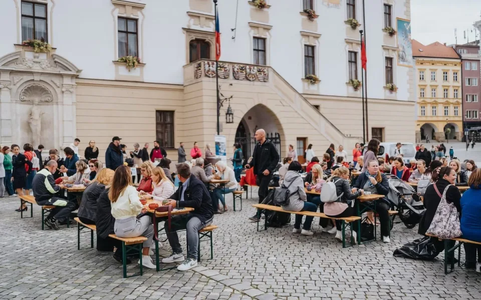 Charitativní akce Den lidí bez domova na Horním náměstí v Olomouci