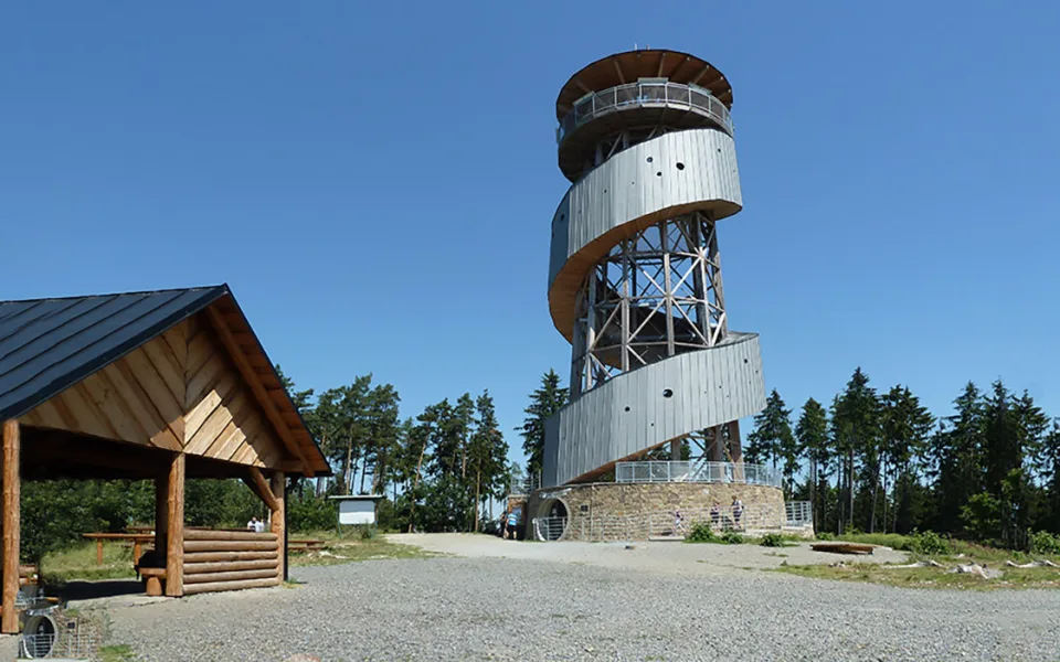Rozhledna na Velkém Kosíři je kvůli špatnému stavu některých prvků už dva roky zavřená