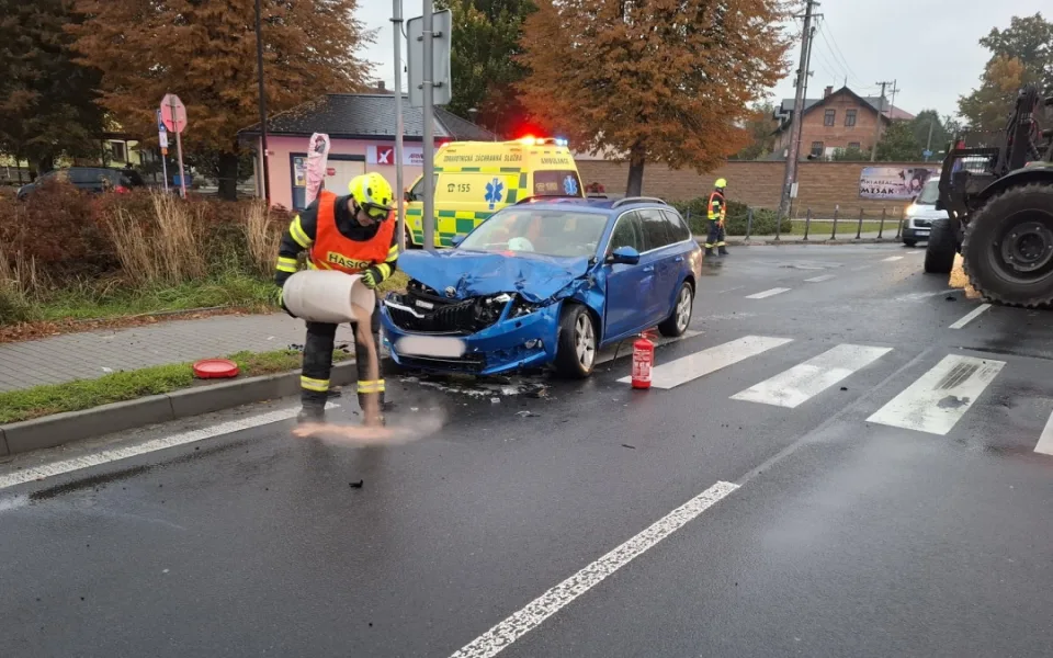 Řidičku museli v Bludově po srážce s traktorem vyprošťovat z auta hasiči, odvezla ji záchranka