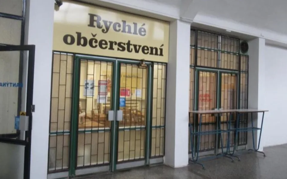 Myši, trus, špína a zbytky na podlaze. Inspekce zavřela rychlé občerstvení v Přerově
