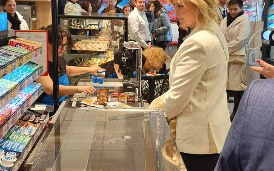 První dáma Eva Pavlová byla mezi prvními zákazníky nové automatizované prodejny v Jeseníku