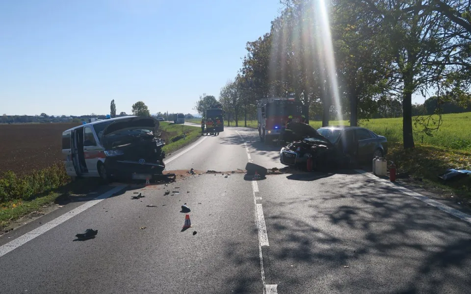 Střet auta a sanitky zablokoval tah za Mohelnicí, k nehodě letěl vrtulník