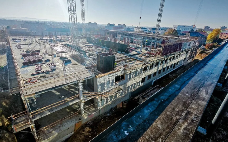 Od základů ke čtyřem podlažím. Jak za rok povyrostl superpavilon FN Olomouc?