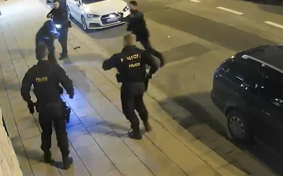 Cizinec s dlouhým nožem útočil na policisty v Olomouci