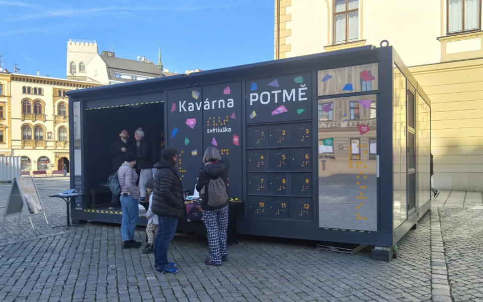 Káva v naprosté tmě. Kavárna Potmě přibližuje v Olomouci návštěvníkům svět nevidomých