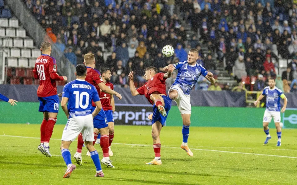 Jan Král v souboji v utkání proti Rakówu Čenstochová