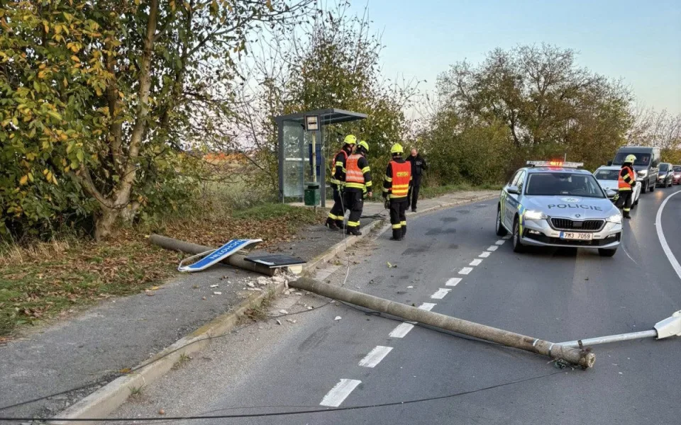 Při nehodě došlo ke stržení sloupu s radarem u Křelova-Břuchotína