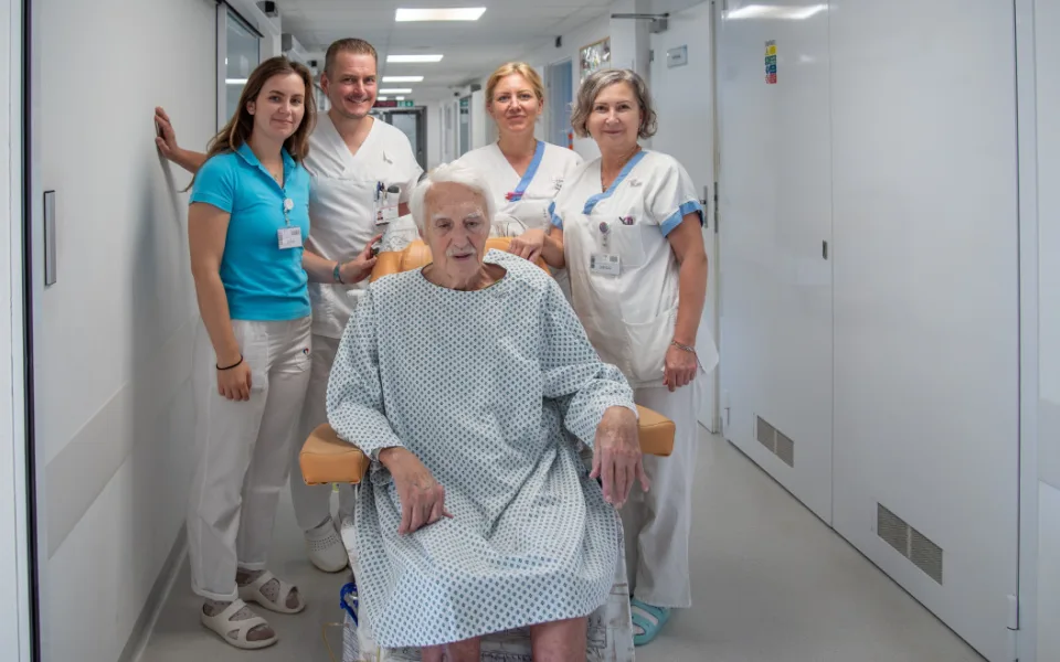 Osmdesátiletý lékař spadl z posedu. Zachránila ho manželka a tým olomoucké nemocnice