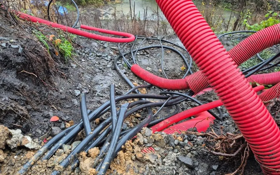 Ohrožení vlaku a obrovská zpoždění. Zlodějům kabelů z Hranicka hrozí až pět let vězení