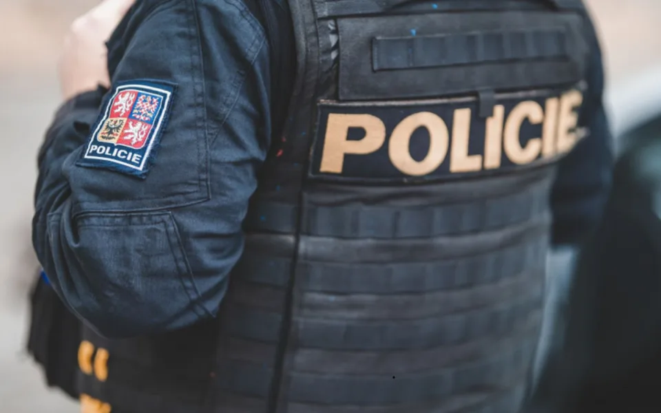 Policie varuje před podvody: Jak se chránit před falešnými policisty a pracovníky bank?