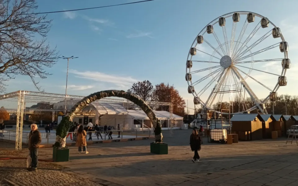 První předzvěst letošního Vánoc je tady. Na tržnici v Olomouci se otevřelo kluziště