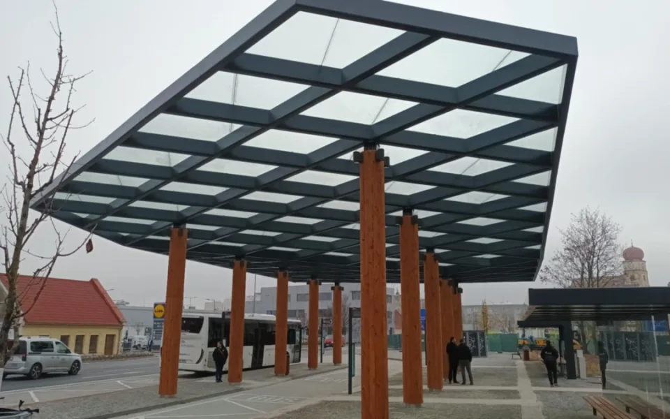 Prostějov otevřel nový dopravní terminál. Nechybí boxy na kola, vznikla i parkovací místa