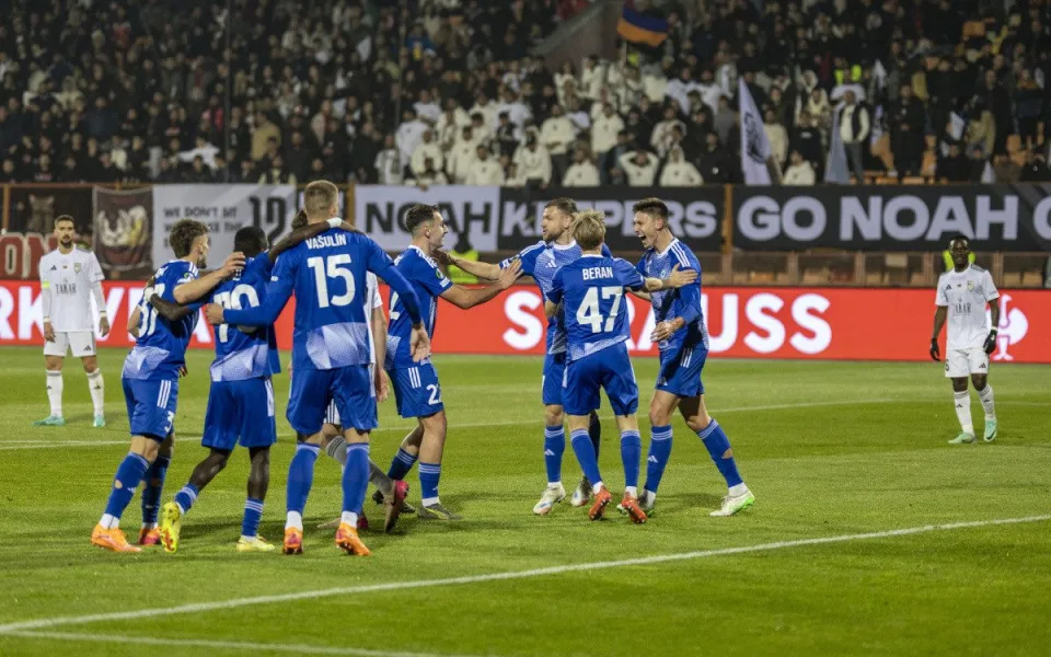 Fotbalisté Sigmy slaví gól proti FC Noah