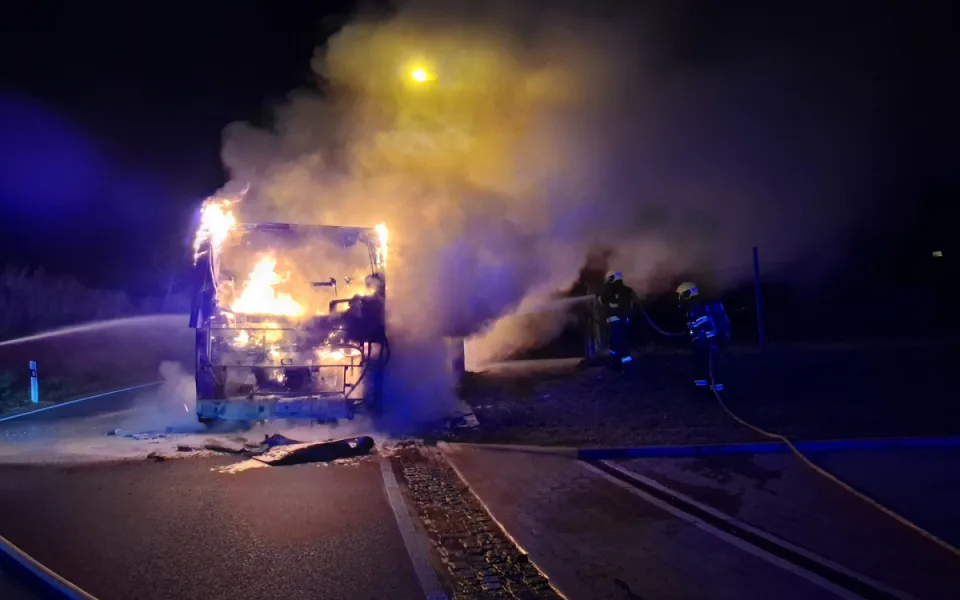 Autobus v plamenech. Hasiči včera večer zasahovali v Beňově na Přerovsku