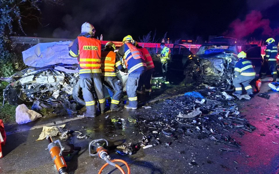 Těžká nehoda zavřela silnici u Olomouce. Ve vracích aut bylo osm zraněných