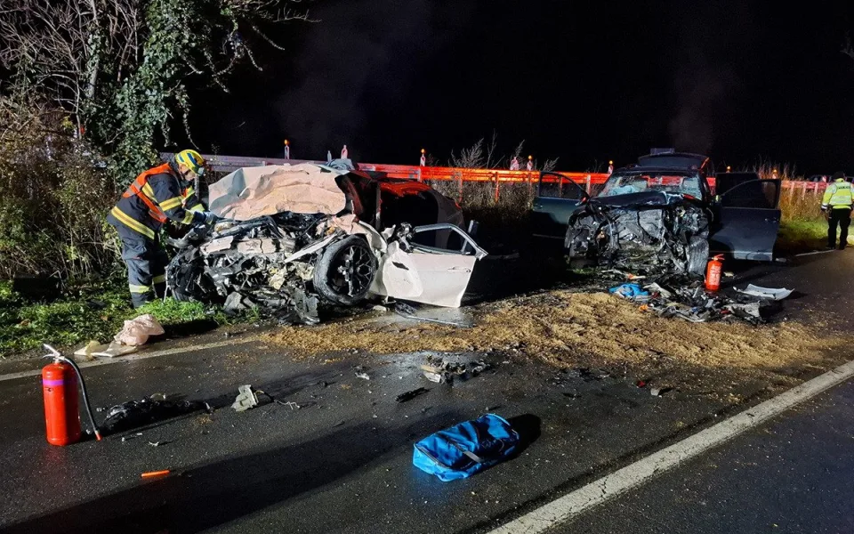 Mladík v BMW přejel do protisměru, po čelním střetu na Olomoucku zemřela 15letá dívka