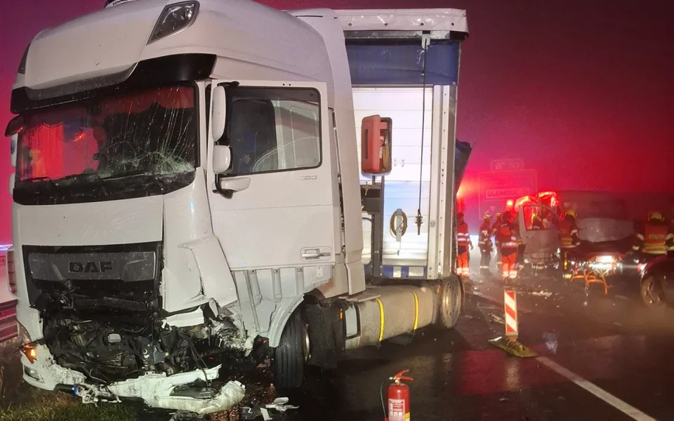 Smrtelná kolize v mlze. Při hromadné nehodě na D35 u Olomouce zemřel řidič