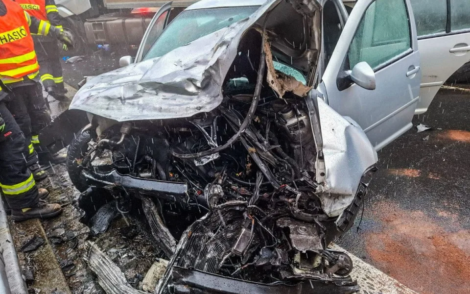 Nehoda kamionu a auta uzavřela silnici na Červenohorské sedlo. Jeden člověk je zraněný