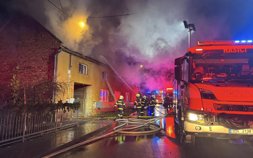 Noční požár domu na Prostějovsku: s plameny bojovalo pět jednotek hasičů