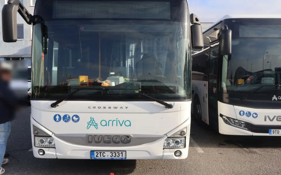 Pád dívky v autobuse u Přáslavic vyšetřuje policie. O pomoc žádá svědky