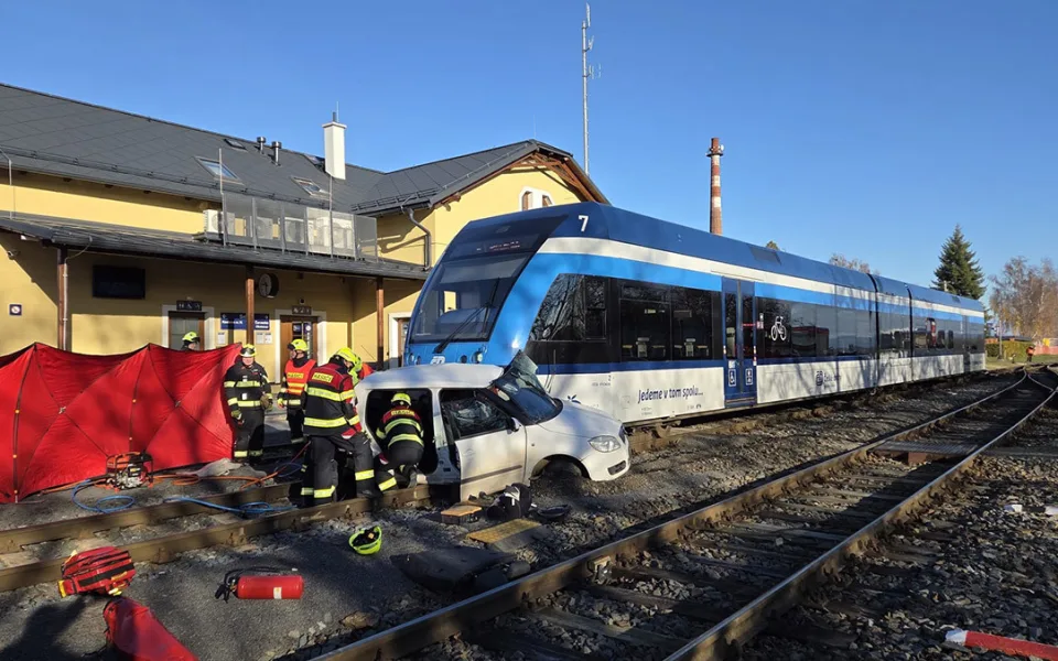 Tragické ráno u Olomouce: po střetu s vlakem zemřela řidička auta