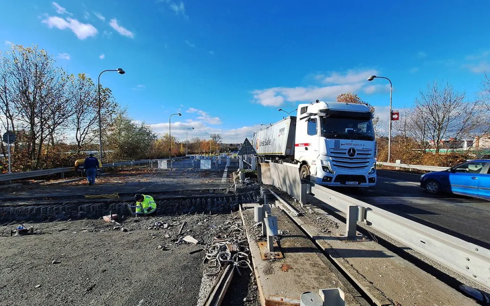 Uzavírka na průtahu Olomoucí se prodlouží. Oprava mostu se má stihnout do Vánoc