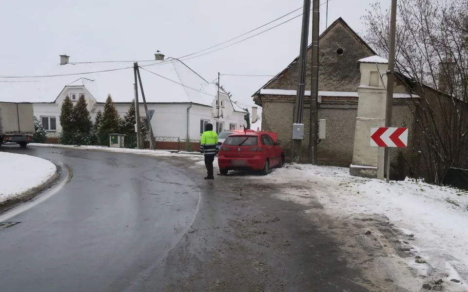 Smrtelný náraz do domu. 90letý řidič zemřel po nehodě u Mohelnice