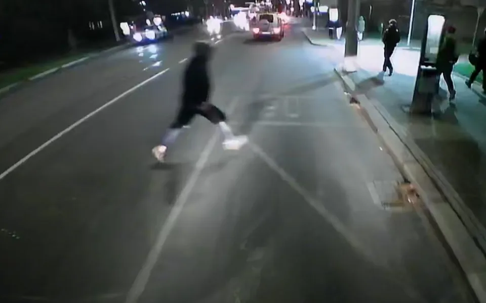 Kdo vběhl před autobus? Policie vyšetřuje nehodu se zraněním v Olomouci