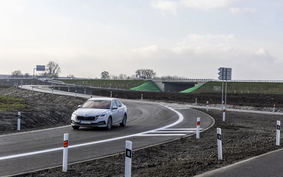 Nová mimoúrovňová křižovatka u Olomouce je otevřená necelý týden, části řidičů se nezdá