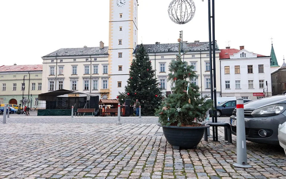 Vánoční jedličky zdobí kromě velkého stromu náměstí v Litovli