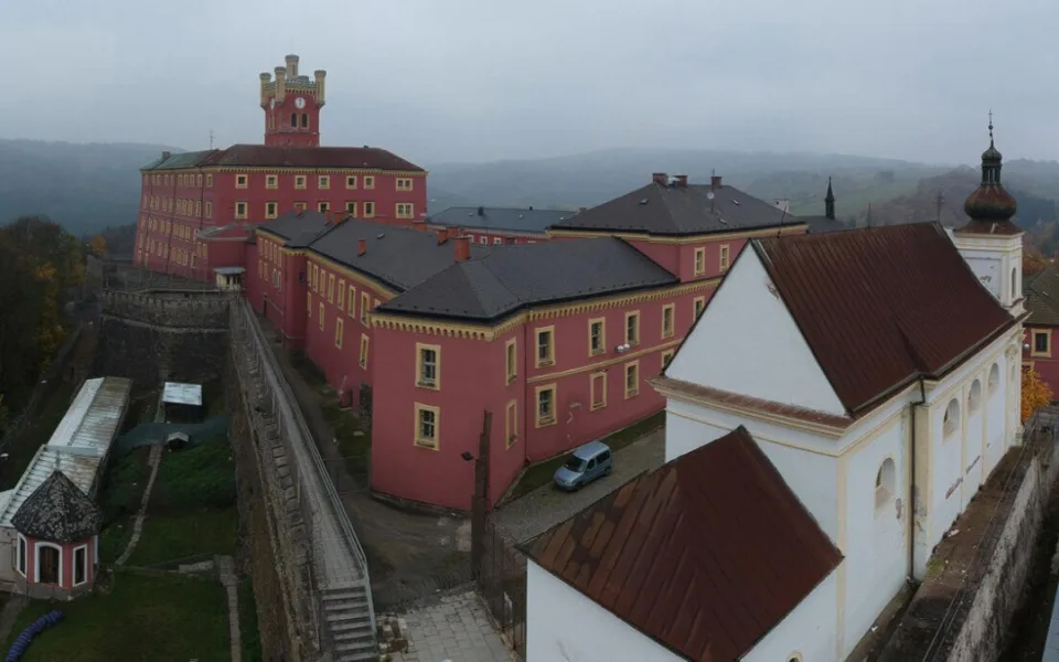 Propuštění vraha z Mírova nešlo zabránit, tvrdí žalobce. Muž za tři týdny zabíjel znovu