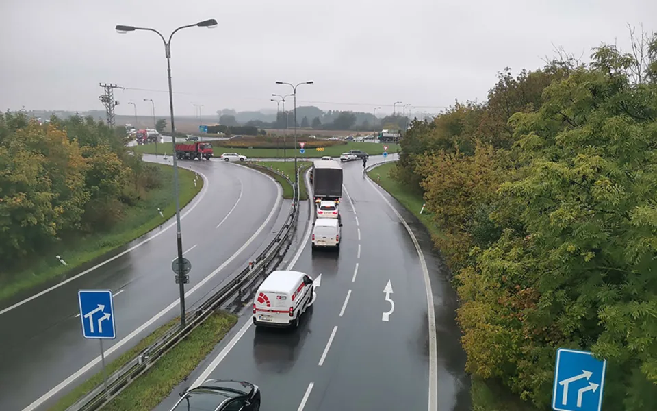 Kruhový objezd u hypermarketu Globus na okraji Olomouce - ilustrační foto