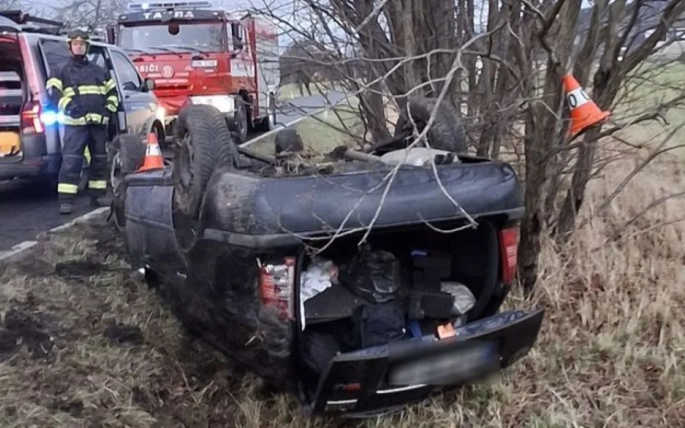 Osmnáctiletý řidič pod vlivem pervitinu převrátil auto na střechu. Ve voze byly ještě dvě mladé dívky