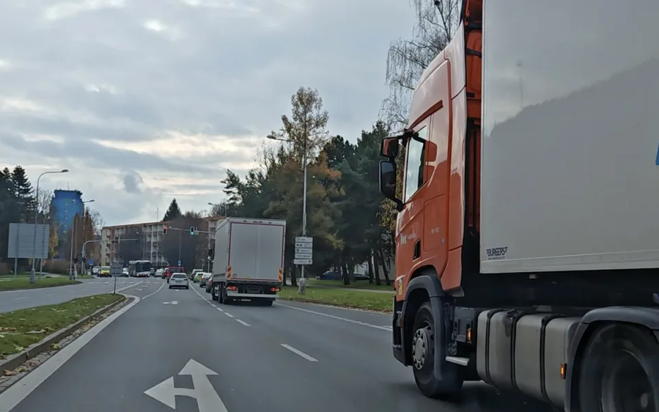 Kamiony na Foerstrově ulici v Olomouci - ilustrační foto