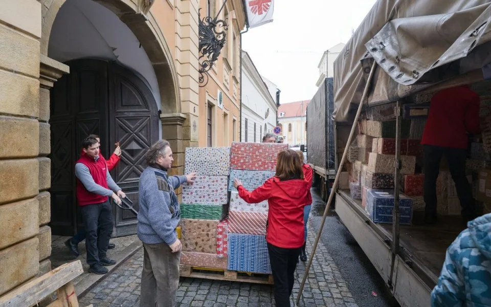 Tři tuny dárků a pomoci ukrajinským dětem. Z Olomouce vyrazil kamion se stovkami balíčků