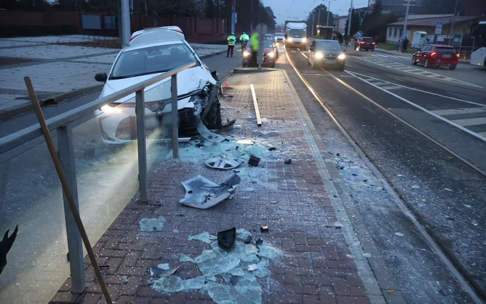 Mladý šofér strhl řízení na tramvajovou zastávku u hřbitova v Olomouci
