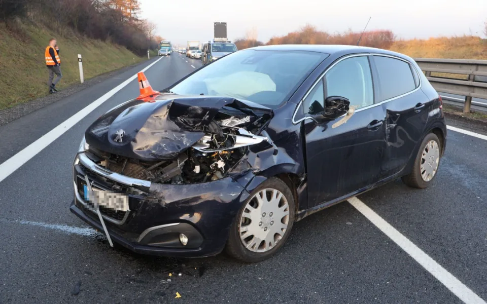 Letěl po dálnici do Prostějova a smetl auto před sebou. Doprava dvě hodiny stála