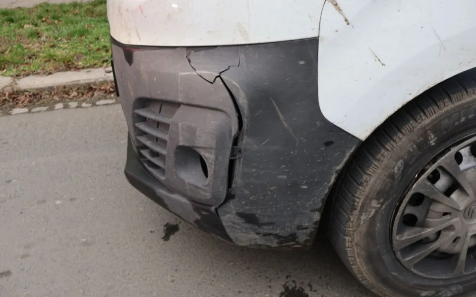 Opilý řidič měl v autě dvě malé děti bez sedaček. U Krčmaně narazil do značky a ujel