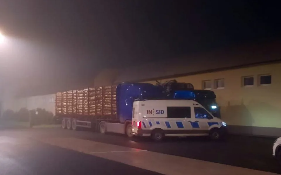 Noční zátah. Tři přetížené polské soupravy inspektoři odstavili u Olomouce