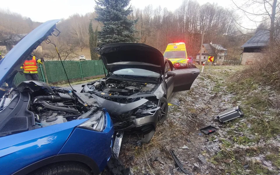 Čelní střet a pět zraněných. U nehody na Jesenicku zasahovali i hasiči z Polska